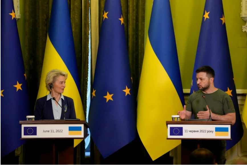 Tổng thống Ukraine Volodymyr Zelensky (phải) phát biểu trong cuộc họp báo chung với Chủ tịch Ủy ban châu Âu Ursula von der Leyen tại Kiev. Ảnh: AP