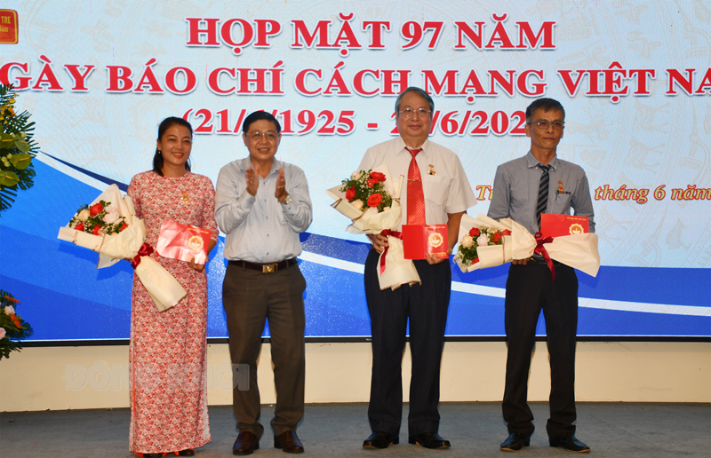 Ban tổ chức trao tặng Kỷ niệm chương Vì sự nghiệp báo chí Việt Nam cho 3 hội viên.