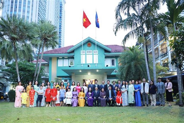Phó chủ tịch nước Võ Thị Ánh Xuân thăm Đại sứ quán Việt Nam tại Thái Lan Phó chủ tịch nước Võ Thị Ánh Xuân chụp ảnh lưu niệm với với cán bộ, nhân viên Đại sứ quán. Ảnh: Ngọc Quang/TTXVN