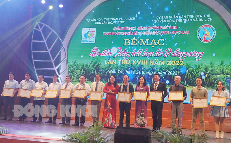Phó chủ tịch UBND tỉnh Nguyễn Thị Bé Mười trao bằng khen cho các đoàn tham dự.