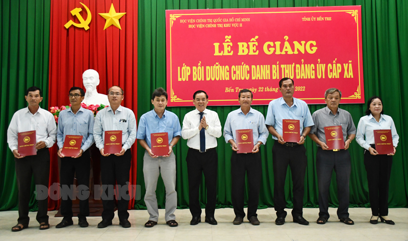 Chủ tịch UBND tỉnh Trần Ngọc Tam trao chứng nhận cho các học viên.