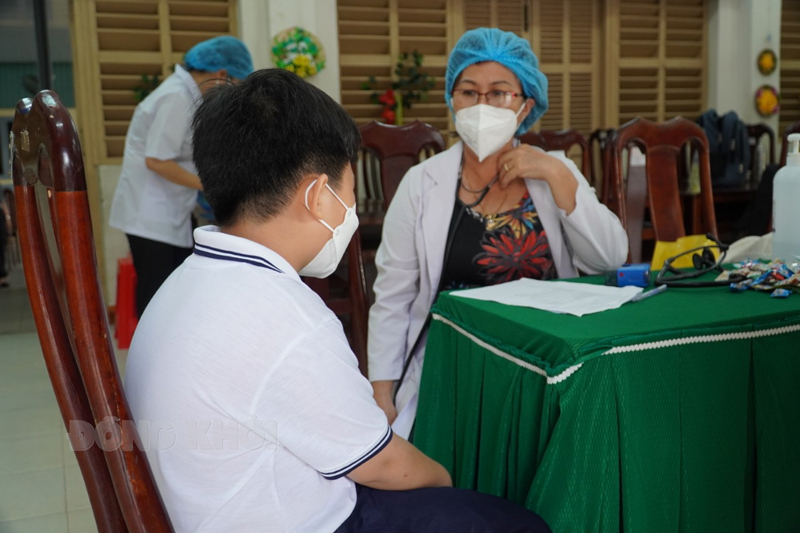Ngày 22-6-2022, tỉnh có 16 trường hợp đang điều trị Covid-19 Khám sàng lọc trước tiêm chủng vắc-xin Covid-19.