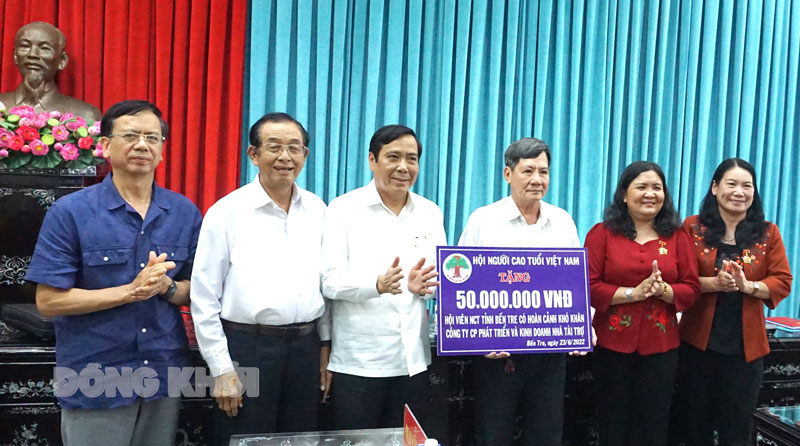 Hội NCT Việt Nam trao biểu trưng tặng 50 triệu đồng để Hội NCT tỉnh trao cho các HV NCT có hoàn cảnh khó khăn của tỉnh.