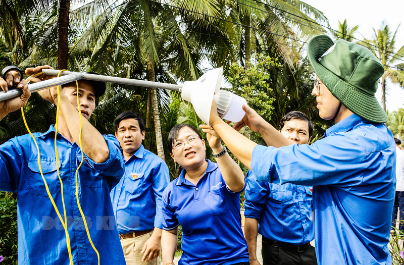 Lắp đặt “Ánh sáng an ninh” ở xã Thành An (Mỏ Cày Bắc).