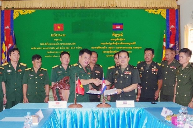 Xây tiếp những nhịp cầu hữu nghị Việt Nam-Campuchia Bộ Chỉ huy Quân sự tỉnh Đắk Nông và Tiểu khu Quân sự tỉnh Mondulkiri (Quân đội Hoàng gia Campuchia) ký biên bản hợp tác lần thứ 5 (Mondulkiri, 7-4-2022). (Ảnh: TTXVN)