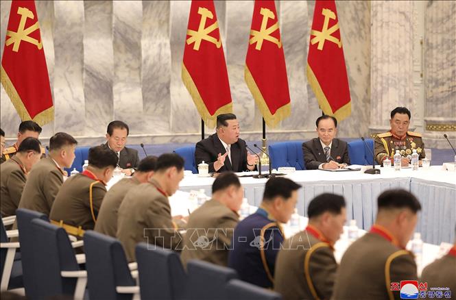 Nhà lãnh đạo Triều Tiên Kim Jong-un (giữa, phía xa) chủ trì hội nghị mở rộng của Ủy ban Quân sự Trung ương Đảng Lao động Triều Tiên, ngày 21-6-2022. Ảnh: AFP/TTXVN