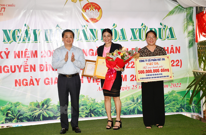 Bí thư Tỉnh ủy Lê Đức Thọ dự Ngày hội “Văn hoá xứ dừa” ở Ba Tri Bí thư Tỉnh uỷ Lê Đức Thọ trao bằng khen và hoa cho nhà tài trợ. Ảnh: Hữu Hiệp