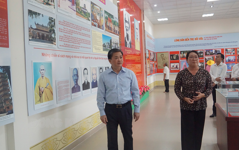 Ủy viên Trung ương Đảng - Bí thư Tỉnh ủy Lê Đức Thọ chụp ảnh lưu niệm tại Khu lưu niệm Nguyễn Sinh Sắc. Ảnh: Ánh Nguyệt