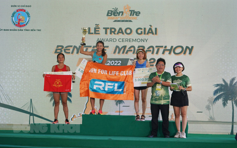 Giám đốc Sở Văn hóa, Thể thao và Du lịch Nguyễn Văn Bàn trao giải cho các vận động viên nữ cự ly 10km.