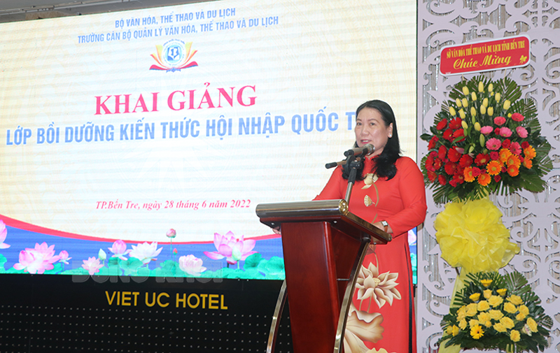 Phó chủ tịch UBND tỉnh Nguyễn Thị Bé Mười phát biểu tại buổi khai giảng.