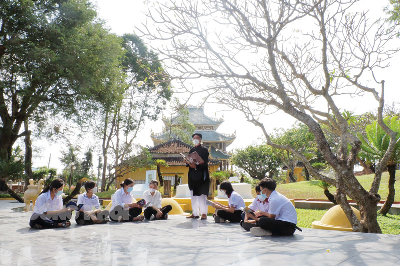 Giới thiệu cho học sinh Diễn xướng dân gian Nói thơ Vân Tiên tại Di tích Quốc gia đặc biệt Mộ và Khu lưu niệm Nguyễn Đình Chiểu. Ảnh: Ngọc Thạch