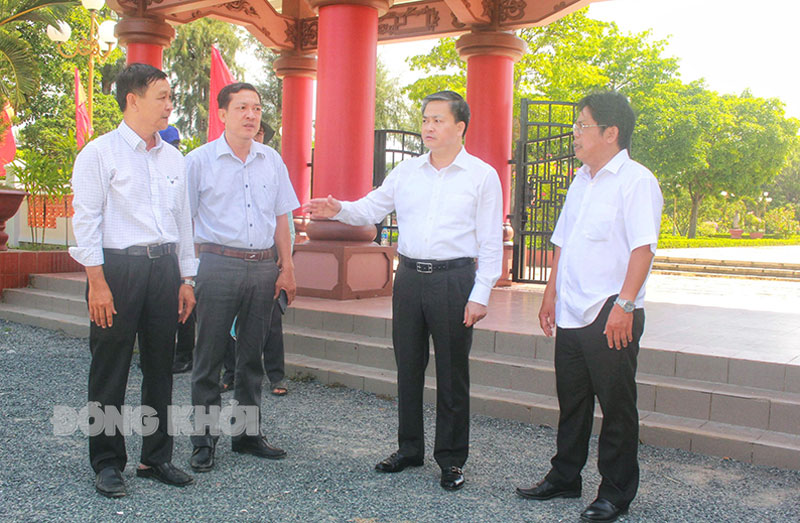 Học tập gương sáng, phát huy giá trị, nhân cách Danh nhân Nguyễn Đình Chiểu, xây dựng Bến Tre ngày càng phát triển vững mạnh Ủy viên Trung ương Đảng - Bí thư Tỉnh ủy Lê Đức Thọ khảo sát tiến độ chuẩn bị kỷ niệm 200 năm Ngày sinh Danh nhân Nguyễn Đình Chiểu. Ảnh: Nguyễn Sự