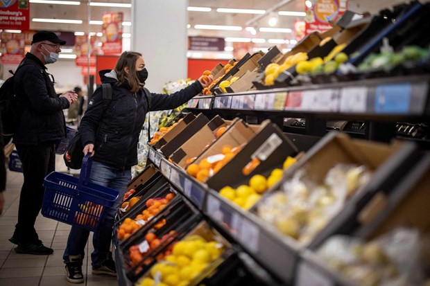 Người dân mua hàng tại một siêu thị ở Pháp. Nguồn: AFP
