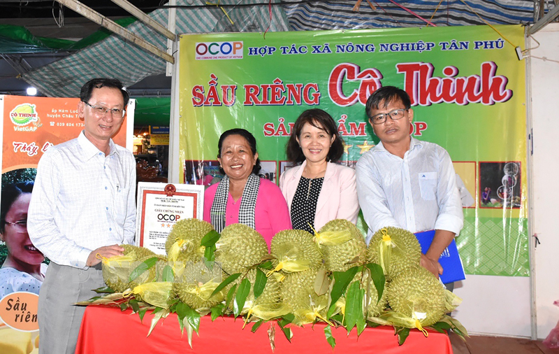 Phó chủ tịch UBND tỉnh Nguyễn Minh Cảnh và lãnh đạo Sở Công Thương tham quan gian hàng sầu riêng Cô Thinh, Hợp tác xã Nông nghiệp Tân Phú (Châu Thành).