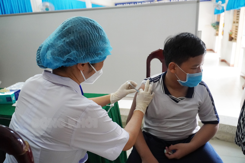 Cán bộ y tế thực hành tiêm chủng vắc-xin Covid-19.