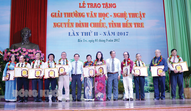 Trao Giải thưởng Văn học - Nghệ thuật Nguyễn Đình Chiểu cho các văn nghệ sĩ có nhiều đóng góp. Ảnh: Ánh Nguyệt