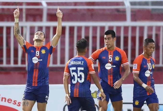 Chủ nhà giành quyền vào vòng bán kết khu vực Niềm vui của đội Hougang United khi mở tỷ số trận đấu. Ảnh: Anh Khoa