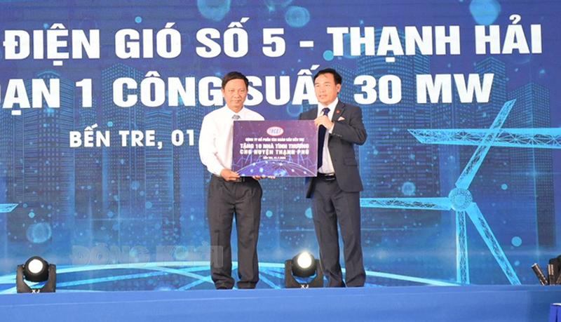 Công ty cổ phần Tân Hoàn Cầu trao tặng 10 nhà tình thương cho huyện Thạnh Phú. 