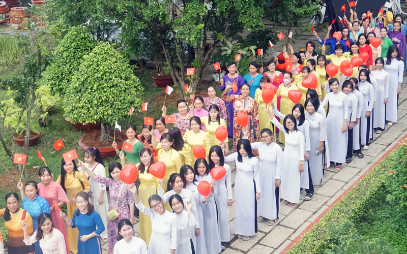 Hoạt động diễu hành trang phục áo dài nhân kỷ niệm 30 năm Ngày truyền thống VH tỉnh.