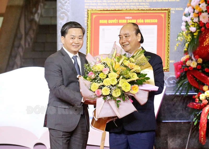 Bí thư Tỉnh ủy Lê Đức Thọ trao tặng hoa cho Chủ tịch nước Nguyễn Xuân Phúc. Ảnh: Đức Tài