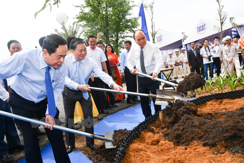 Chủ tịch nước Nguyễn Xuân Phúc trồng cây tại Nhà máy điện gió số 5. Ảnh: H.Hiệp