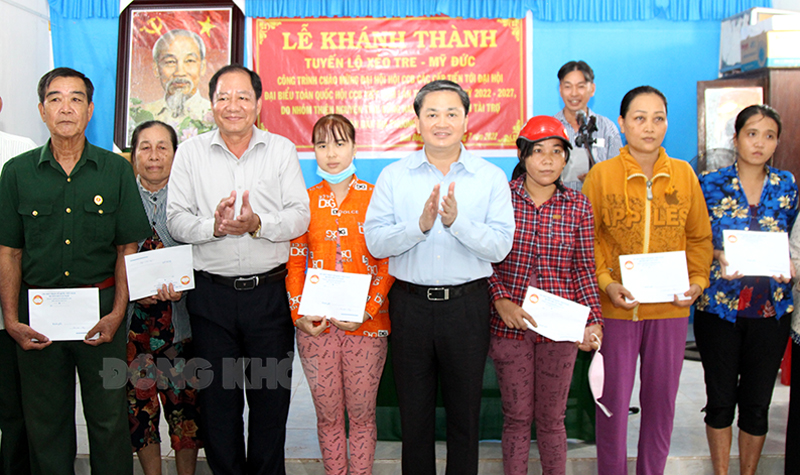 Ủy viên Trung ương Đảng - Bí thư Tỉnh ủy Lê Đức Thọ, Trưởng ban Nội chính Tỉnh ủy Lê Thanh Vân trao quà cho các hộ gia đình khó khăn.