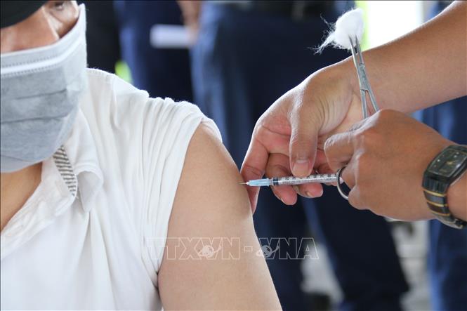 Tiêm vaccine nhắc lại phòng COVID-19 cho Công ty TNHH Juki Việt Nam (khu chế xuất Tân Thuận, Quận 7, TP. Hồ Chí Minh). Ảnh: Thanh Vũ/TTXVN