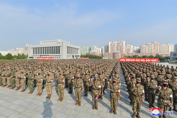 Bức ảnh do Hãng thông tấn trung ương Triều Tiên (KCNA) công bố cho thấy các binh sỹ Triều Tiên đang tập trung để cam kết hoàn thành nhiệm vụ tại Bộ Quốc phòng ở Bình Nhưỡng, ngày 16-5. (Nguồn: koreatimes.co.kr)