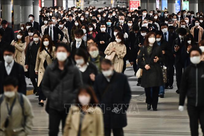 Người dân di chuyển tại nhà ga Shinagawa ở Tokyo, Nhật Bản. Ảnh: AFP/TTXVN