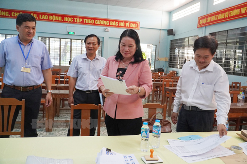 Phó chủ tịch UBND tỉnh Nguyễn Thị Bé Mười kiểm tra hồ sơ thi tại Trường THPT Che Guevara. Ảnh: Phan Hân