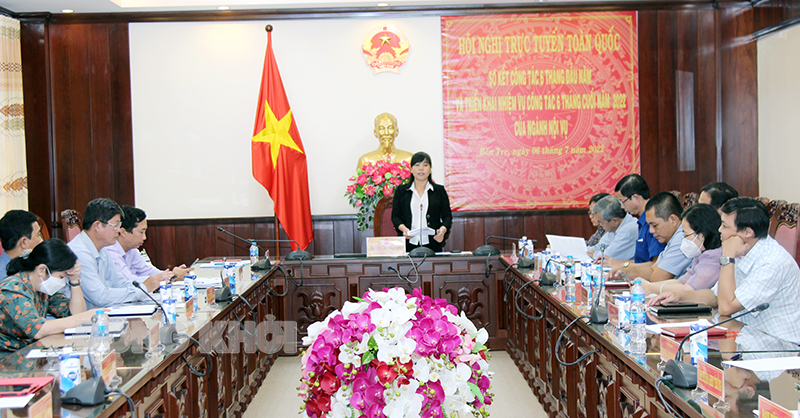 Giám đốc Sở Nội vụ Bến Tre Nguyễn Thị Ngọc Giàu phát biểu tham luận tại hội nghị.