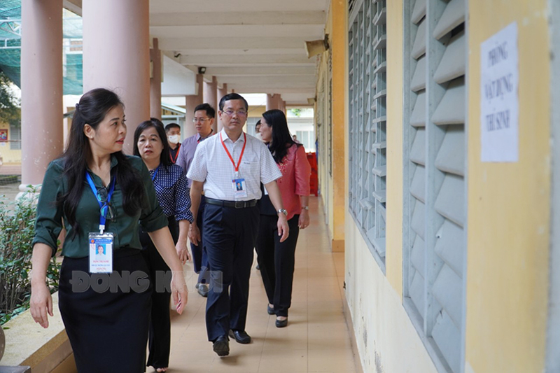 Đoàn kiểm tra tại Điểm thi Giồng Trôm 2.