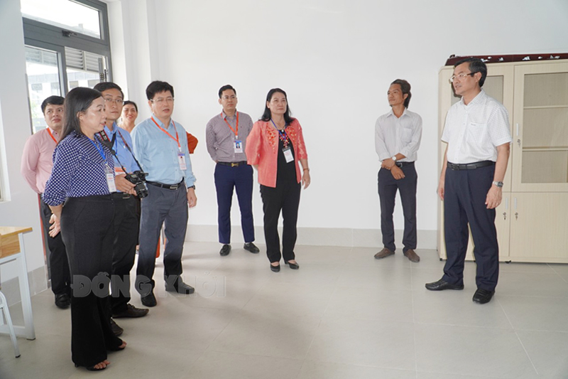 Đoàn đến thăm Trường THCS Châu Hòa.