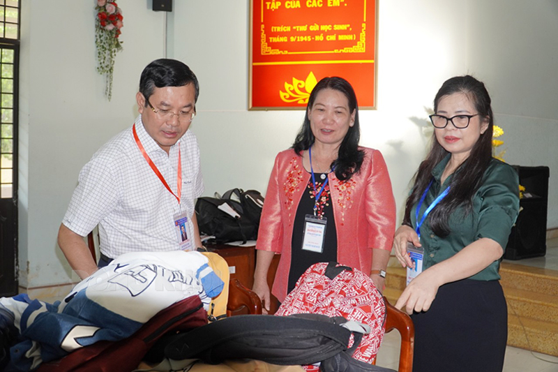 Đoàn kiểm tra khu vực chứa vật dụng thí sinh không mang vào phòng thi tại Điểm thi Bến Tre 4.