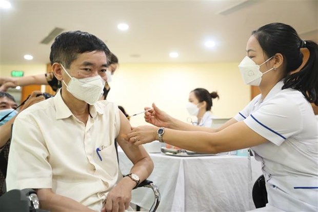 Ngày 7-7-2022, không ghi nhận ca tử vong do COVID-19, có 35 ca phải thở ôxy Tiêm vaccine mũi nhắc lại. Ảnh: Minh Quyết/TTXVN