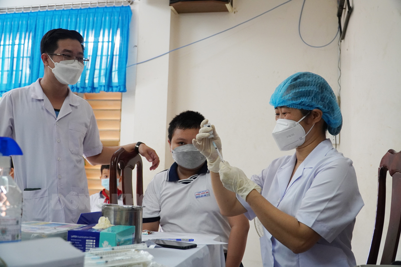 Ngày 7-7-2022, tỉnh có 12 trường hợp đang điều trị Covid-19 Cán bộ y tế làm nhiệm vụ tiêm chủng vắc-xin Covid-19.