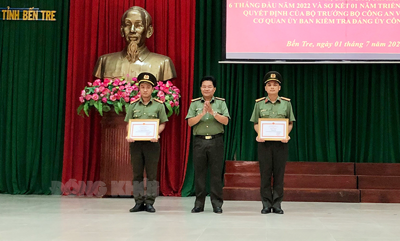 Cơ quan Ủy ban Kiểm tra Đảng ủy Công an tỉnh nỗ lực hoàn thành tốt nhiệm vụ Đại Phạm Văn Ngót - Phó bí thư Đảng ủy, Phó giám đốc Công an tỉnh trao giấy khen tập thể và cá nhân Cơ quan Ủy ban Kiểm tra Đảng ủy.