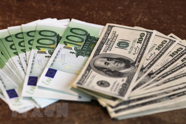 Đồng USD (phải) và đồng euro. Ảnh: AFP/TTXVN