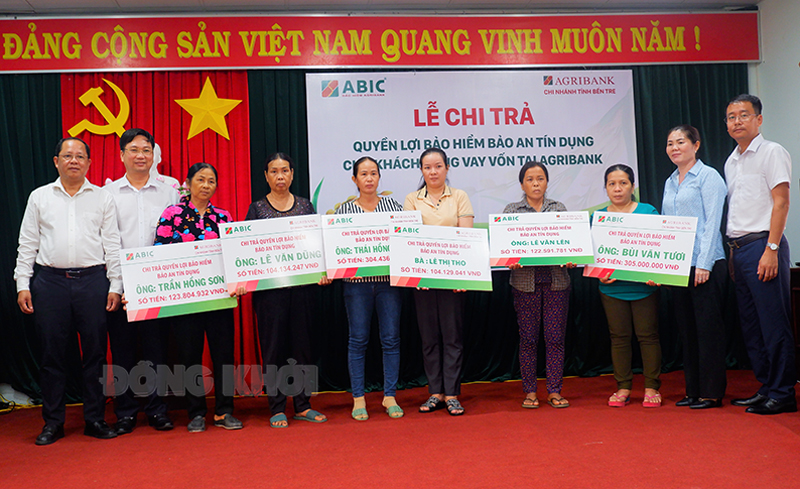 Chi trả quyền lợi bảo hiểm cho 6 hộ gia đình. 