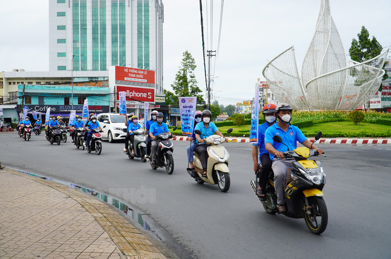 Lực lượng diễu hành, truyền thông chính sách BHYT, BHXH.