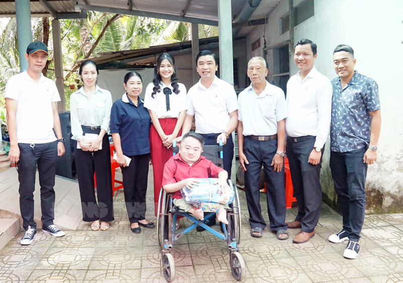 Đoàn đến thăm tặng quà hộ anh anh Huỳnh Bảo Trọng (xã Hòa Lộc, Mỏ Cày Bắc).