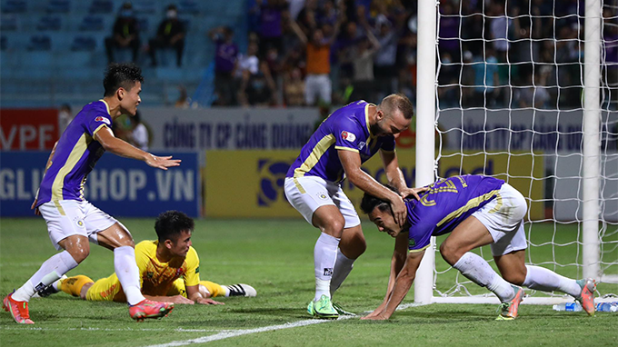 Chủ nhà có trận thắng đầu tiên Hà Nội FC ăn mừng bàn thắng. Ảnh: Đức Cường