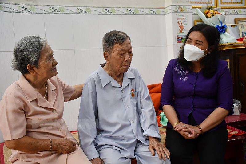 Tập trung thực hiện tốt các nhiệm vụ chính trị theo Nghị quyết Thành ủy năm 2022 Phó bí thư Thường trực Tỉnh ủy - Chủ tịch HĐND tỉnh Hồ Thị Hoàng Yến thăm hỏi các đảng viên nhân dịp đến gia đình trao huy hiệu Đảng.