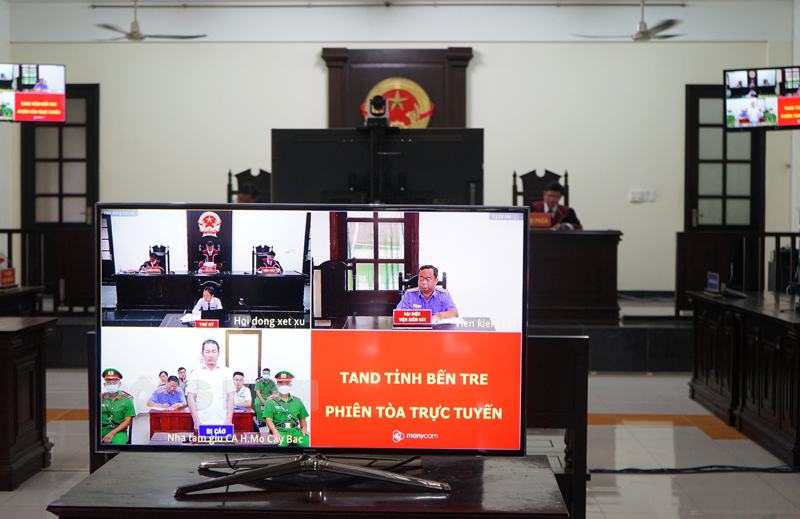 Quang cảnh phiên tòa trực tuyến được thí điểm tại Tòa án nhân dân tỉnh. Ảnh: Thanh Đồng
