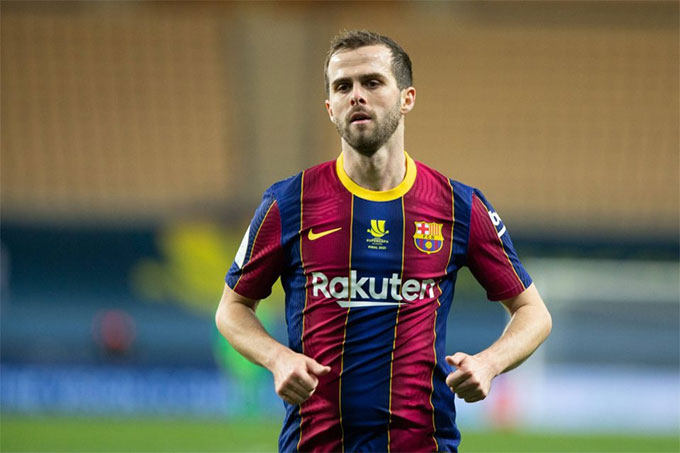 Pjanic đang gặp khó khăn trong việc cạnh tranh suất đá chính ở Barca