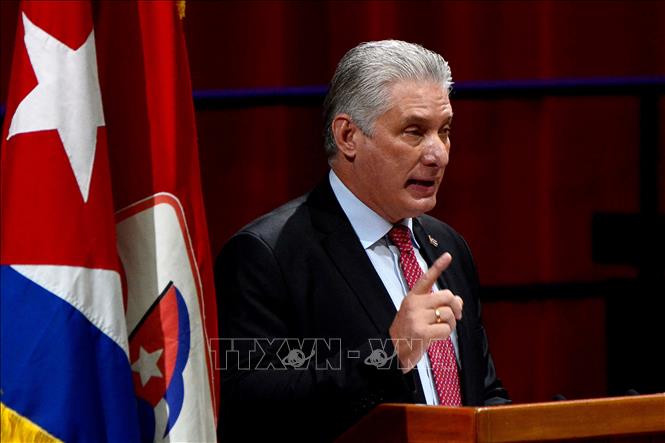 Chủ tịch Cuba Miguel Diaz-Canel tuyên bố từ 6 giờ đến 24 giờ ngày 11-7-2022 (giờ địa phương), các tòa nhà công cộng và đơn vị quân sự ở đảo quốc Caribe sẽ treo cờ rủ để tưởng nhớ cựu Thủ tướng Abe Shinzo. Ảnh: AFP/TTXVN