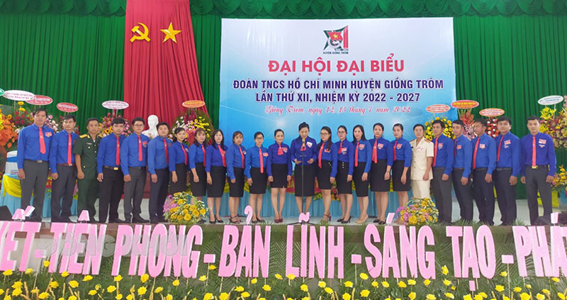 Ban Chấp hành Đoàn TNCS Hồ Chí Minh huyện Giồng Trôm lần thứ XII nhiệm kỳ 2022 - 2027 ra mắt, hạ quyết tâm.