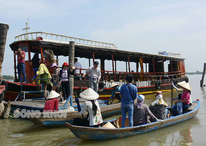 Các phương tiện du lịch trên sông nước cần trang bị áo phao cho du khách để đảm bảo an toàn. Ảnh: H. Hiệp