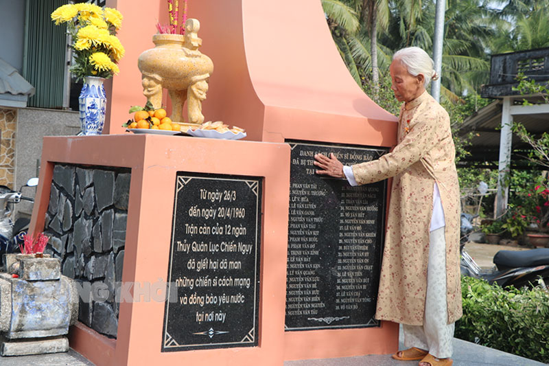 Mẹ Việt Nam anh hùng Mai Thị Ba (là một trong 4 mẹ còn sống tại xã Phước Hiệp) bên Bia căm thù được đặt ở chợ xã Phước Hiệp, huyện Mỏ Cày Nam.