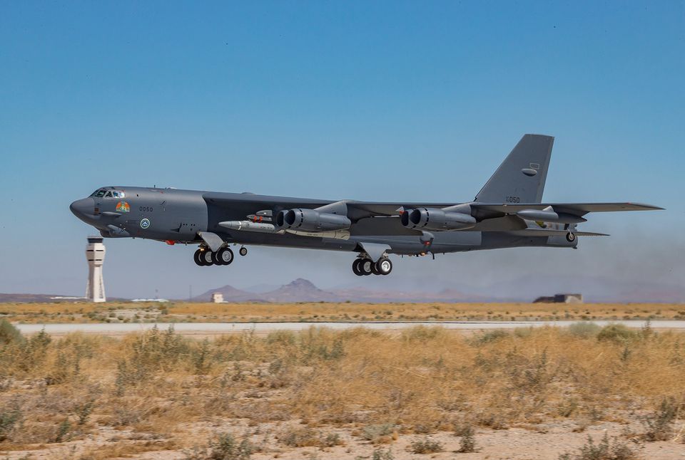 Mỹ thử thành công hai tên lửa siêu vượt âm Một chiếc B-52H Stratofortress cất cánh từ Căn cứ Không quân Edwards, California, mang theo một vũ khí ARRW ngày 14-5-2022. Ảnh: Lực lượng Không quân Mỹ